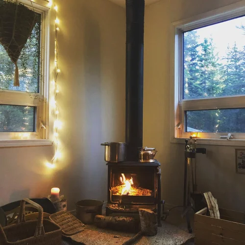 私にとって薪ストーブは小屋の中心です。このストーブショットを撮ったかどうか思い出せませんでした。たくさんあります。ここで写真を撮ったことがあるなら、古い写真も持っているかもしれませんので、忘れずに info@trevuniaforest.com I に送ってください。
