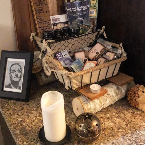 再入荷しました。 @hollow.reed.healing.arts の野生薬 #chaga #イラクサ #wildmedicine #wildfoodismedicine を使って、それを Hollow Nook (... または Bill's Nook?) と呼ぶことを考えています。気に入っていただければ幸いです!! ❤️🌱☀️#mothernature #naturesmedicine
